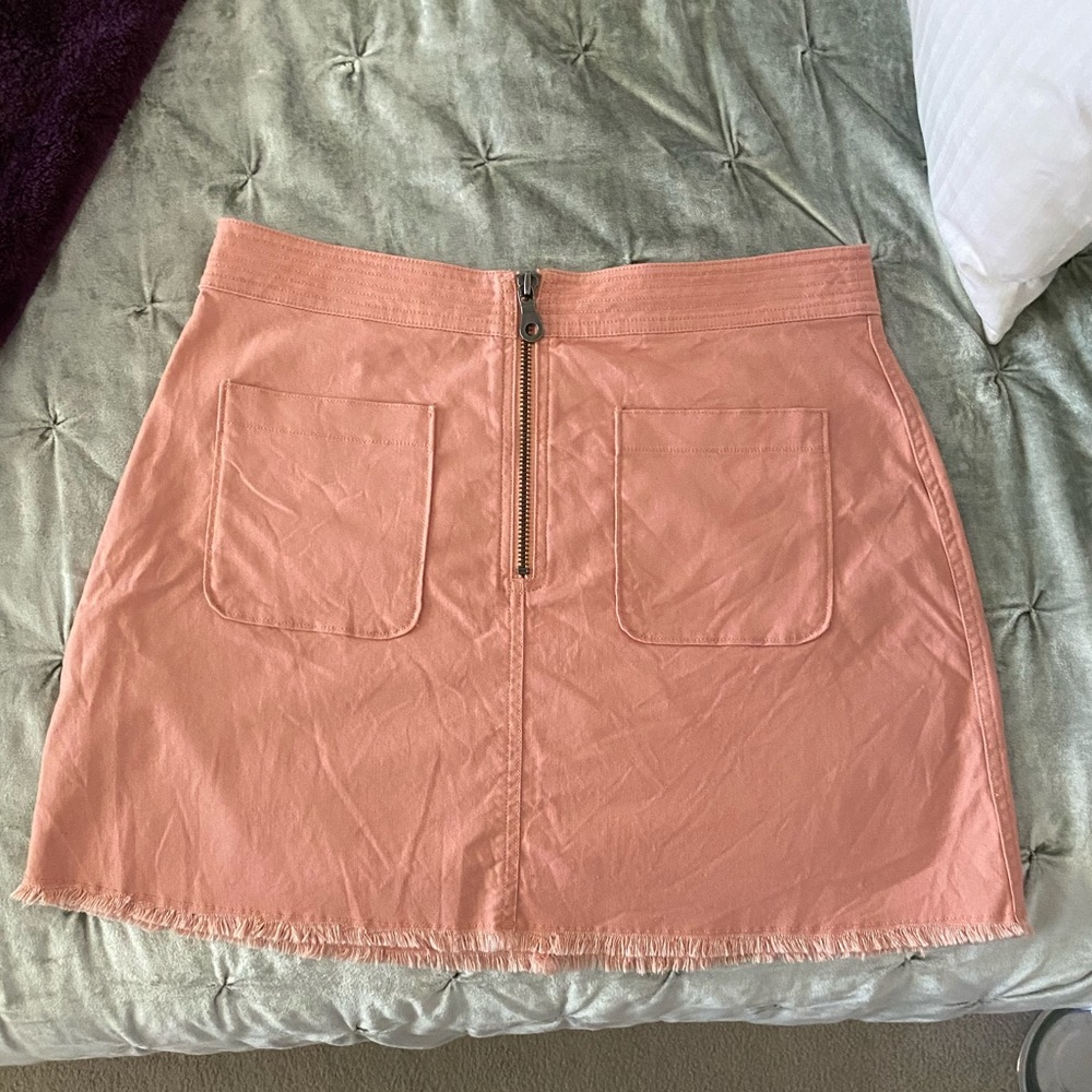 Pink skirt with front zipper and pockets